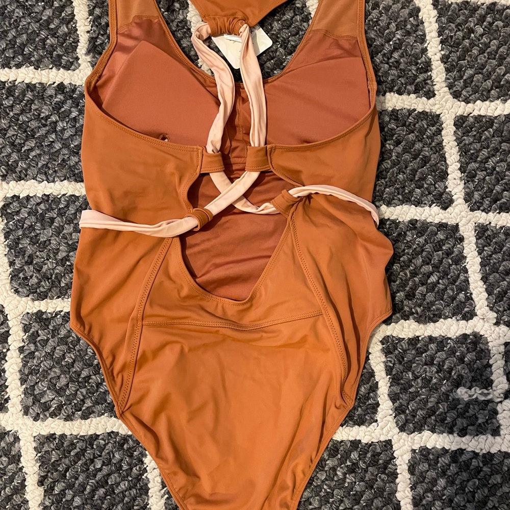 NWT Women's XL Fabletics One-Piece Swimsuit - Picture 4 of 10